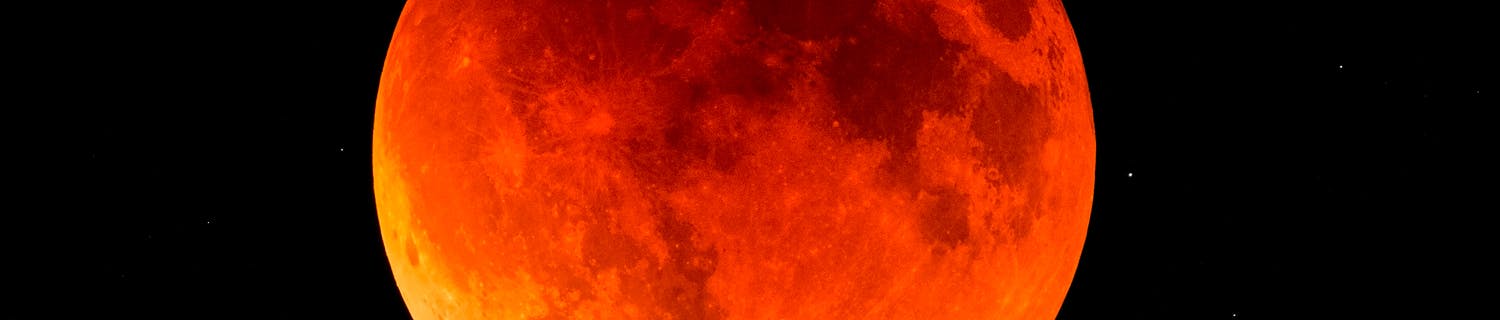 Kuunpimennys. Kuunpimennyksen aikana kuu näyttää punaiselta.